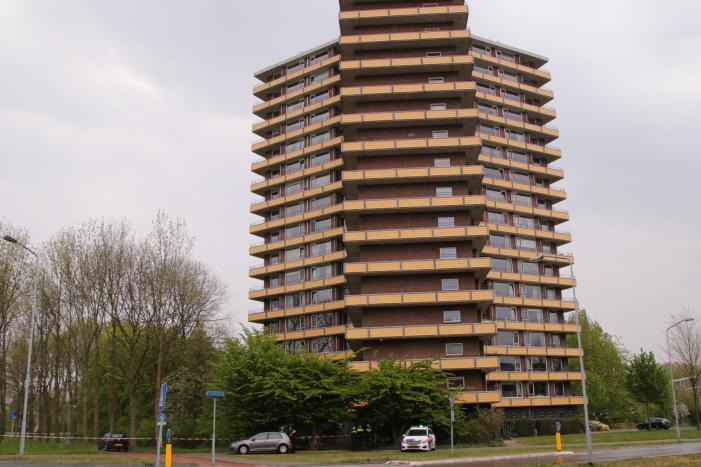 Dode aangetroffen onderaan flatgebouw