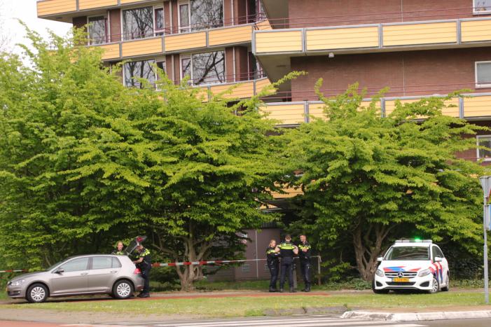 Dode aangetroffen onderaan flatgebouw