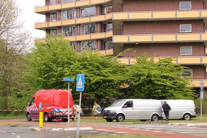 Dode aangetroffen onderaan flatgebouw
