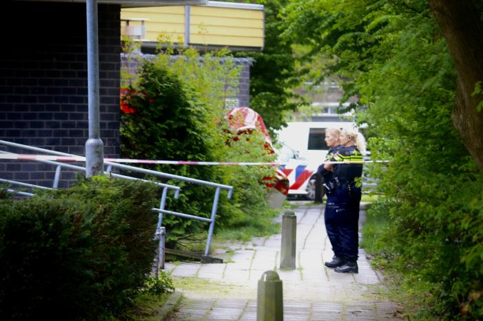 Dode aangetroffen onderaan flatgebouw