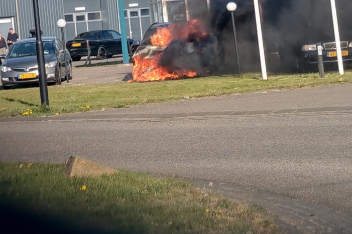Auto in brand bij garagebedrijf