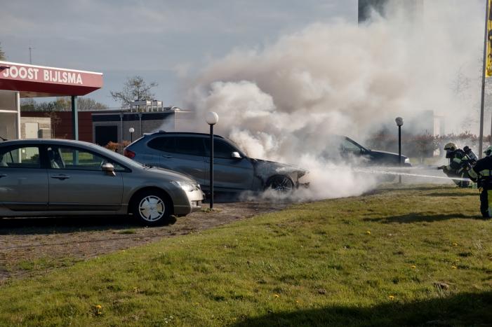 Auto in brand bij garagebedrijf