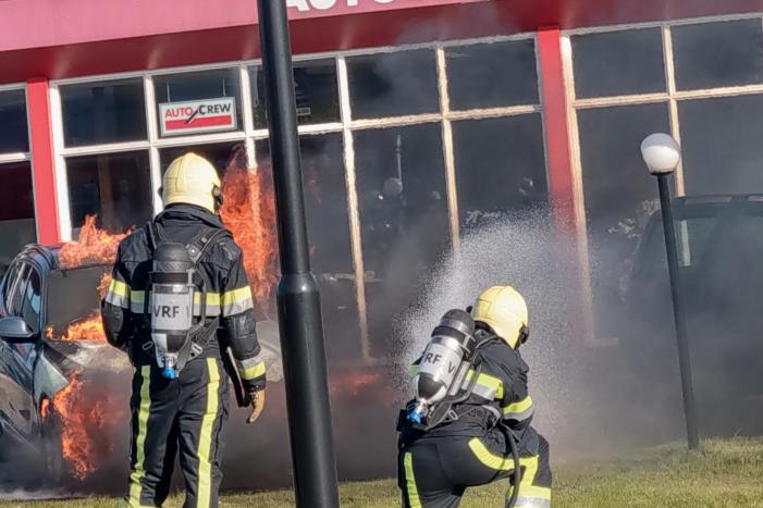 Auto in brand bij garagebedrijf
