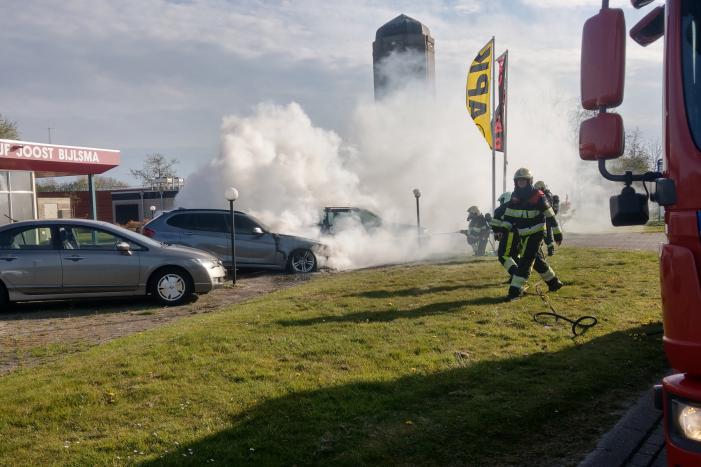 Auto in brand bij garagebedrijf