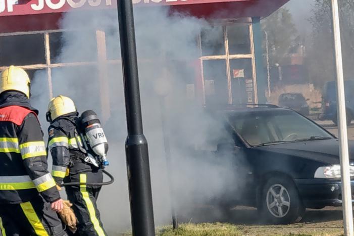 Auto in brand bij garagebedrijf