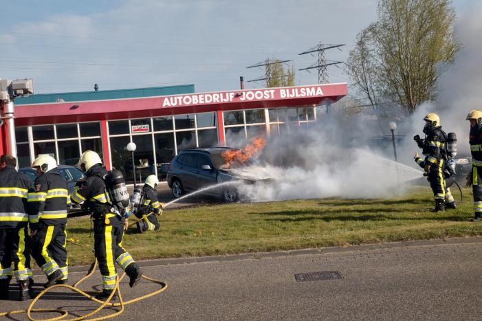 Auto in brand bij garagebedrijf