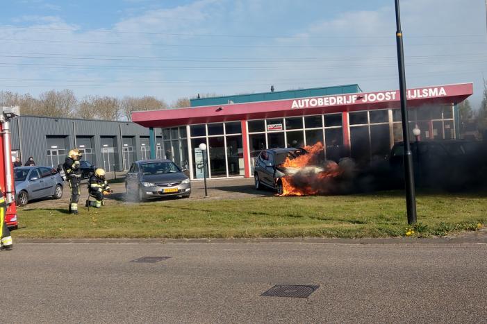Auto in brand bij garagebedrijf