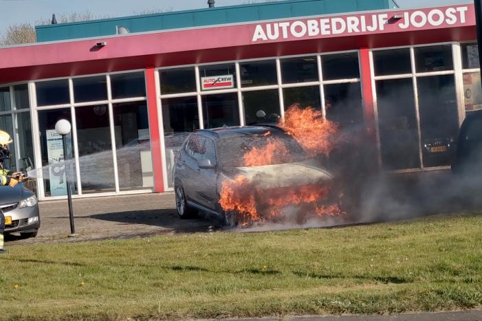 Auto in brand bij garagebedrijf