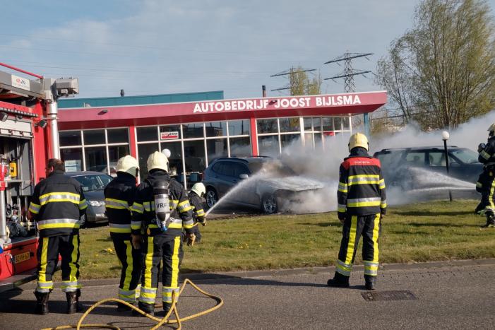 Auto in brand bij garagebedrijf