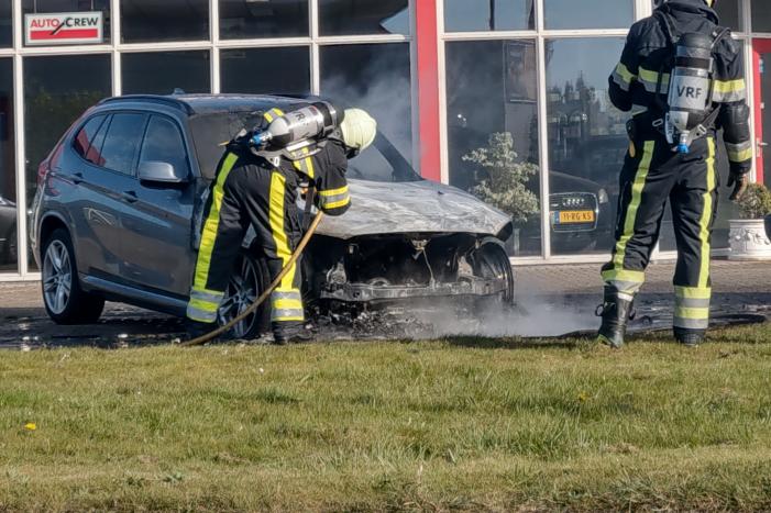 Auto in brand bij garagebedrijf