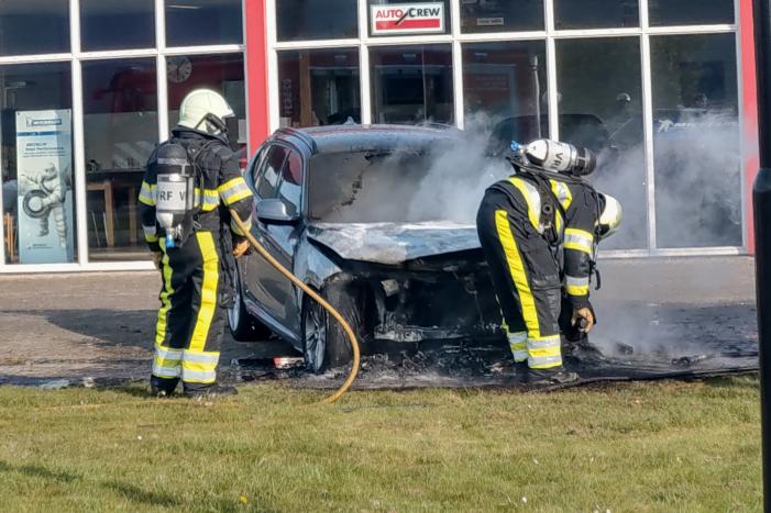 Auto in brand bij garagebedrijf