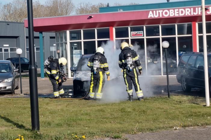 Auto in brand bij garagebedrijf