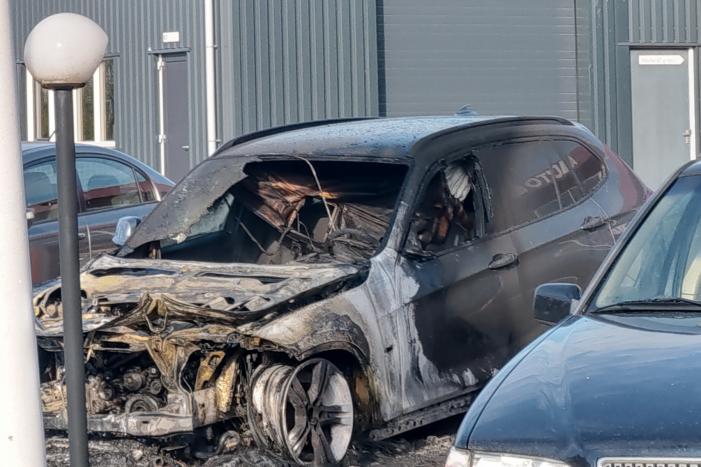 Auto in brand bij garagebedrijf