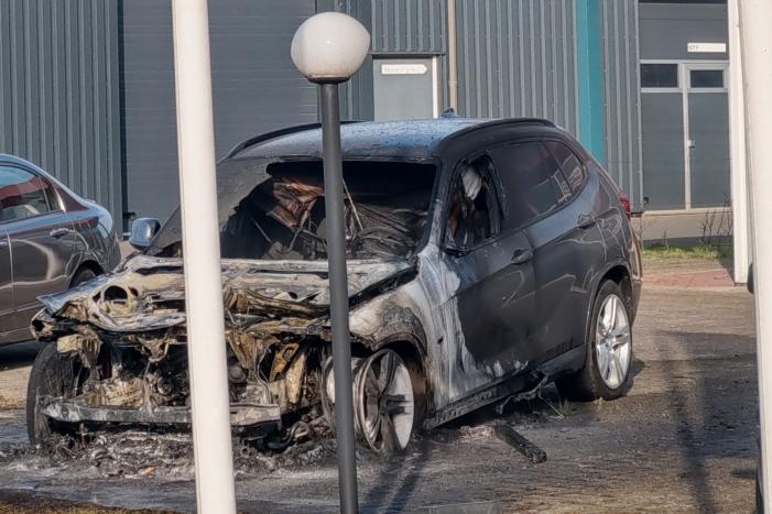 Auto in brand bij garagebedrijf