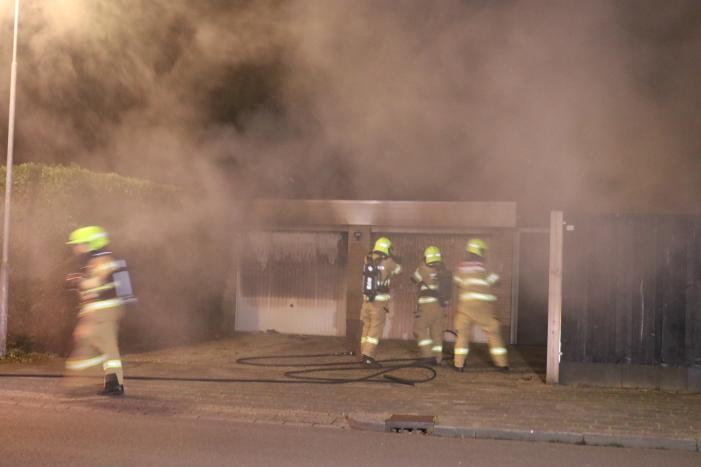 Veel rook bij brand in garageboxen