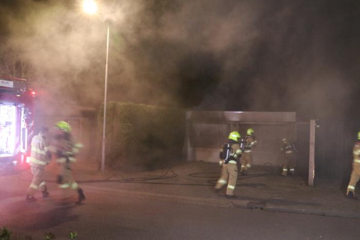 Veel rook bij brand in garageboxen