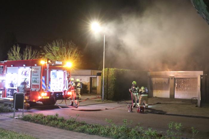 Veel rook bij brand in garageboxen