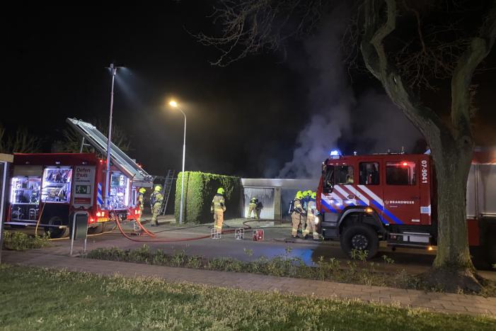 Veel rook bij brand in garageboxen