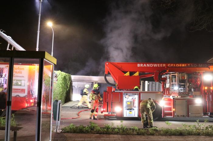 Veel rook bij brand in garageboxen