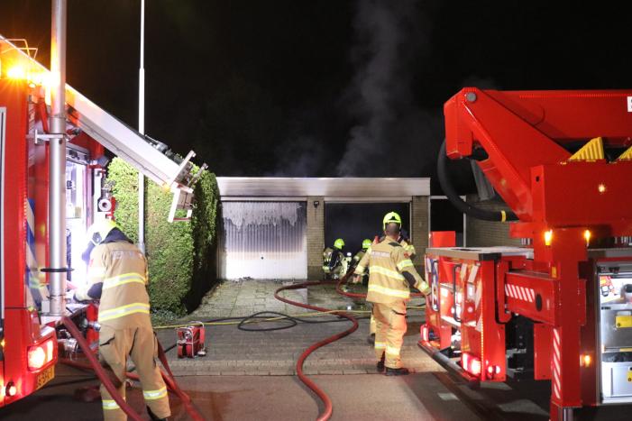 Veel rook bij brand in garageboxen
