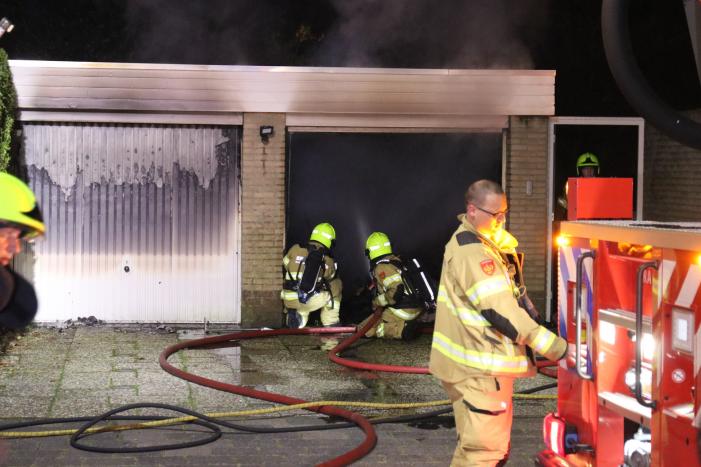 Veel rook bij brand in garageboxen