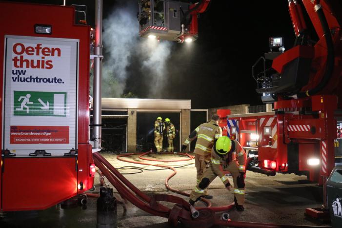 Veel rook bij brand in garageboxen