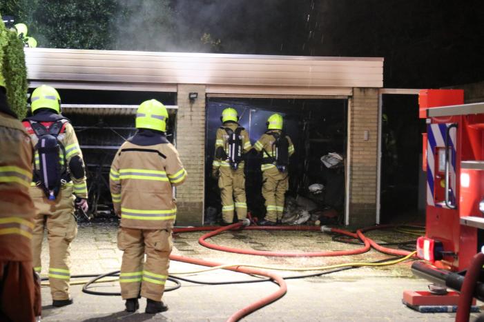 Veel rook bij brand in garageboxen