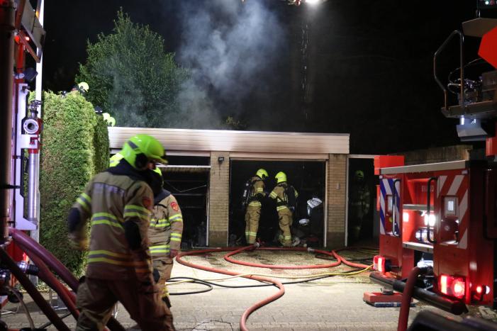 Veel rook bij brand in garageboxen