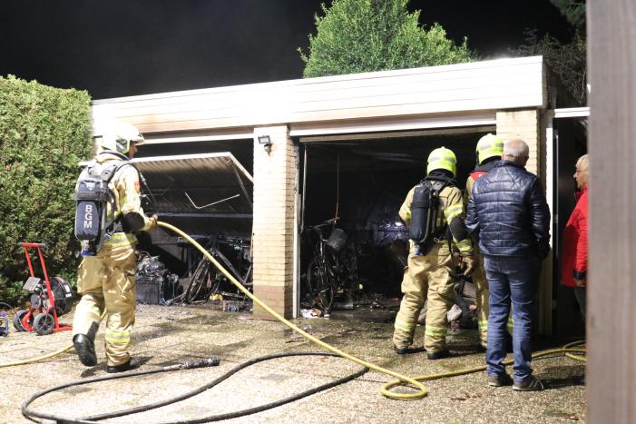 Veel rook bij brand in garageboxen