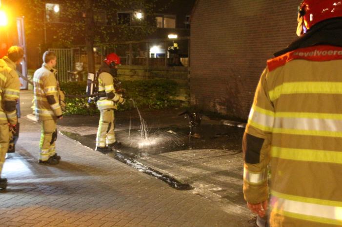 Vuurkorf op parkeerplaats geblust