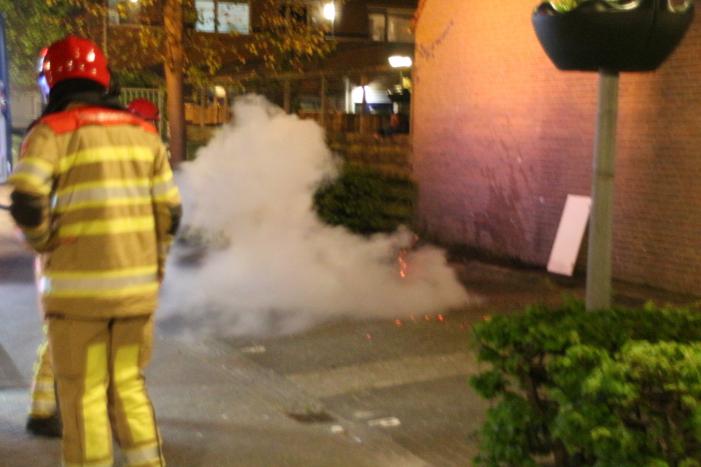 Vuurkorf op parkeerplaats geblust