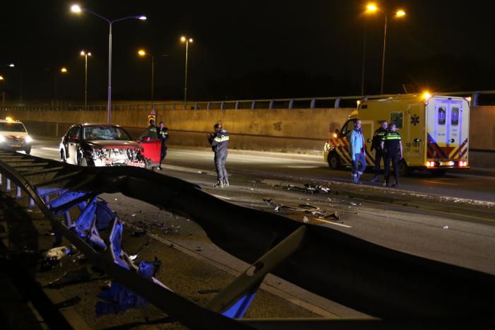 Flinke ravage na botsing tegen vangrail