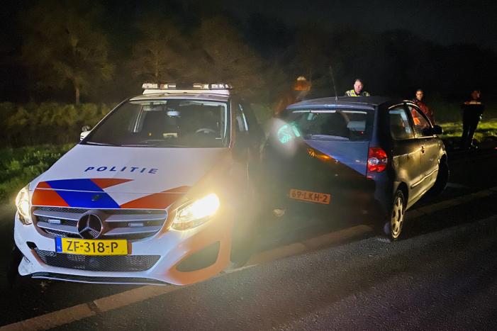 19-jarige bestuurder rijdt opzettelijk tegen politiewagen