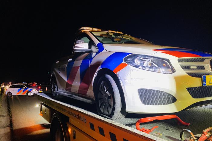 19-jarige bestuurder rijdt opzettelijk tegen politiewagen