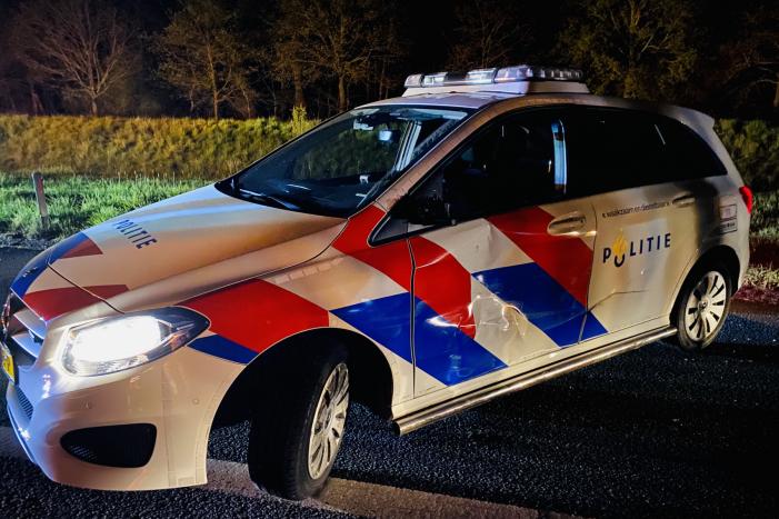 19-jarige bestuurder rijdt opzettelijk tegen politiewagen