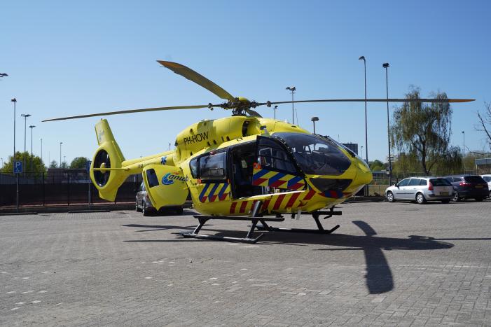 Traumahelikopter landt voor IJsselland Ziekenhuis en haalt coronapatiënt op