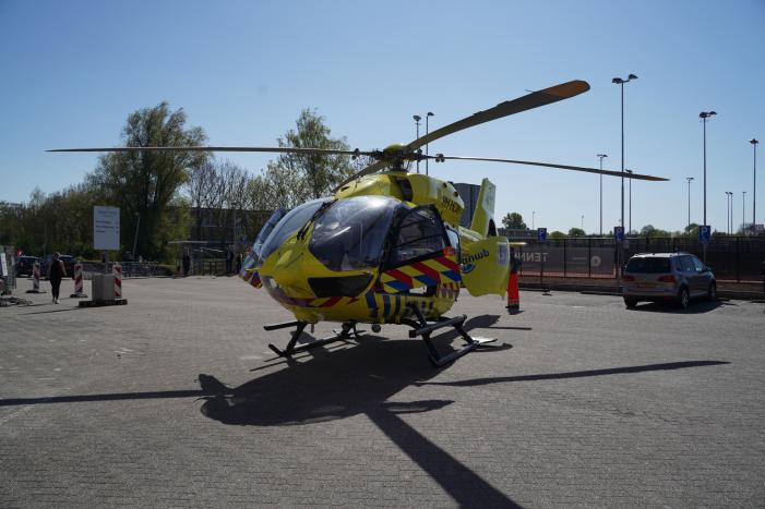 Traumahelikopter landt voor IJsselland Ziekenhuis en haalt coronapatiënt op
