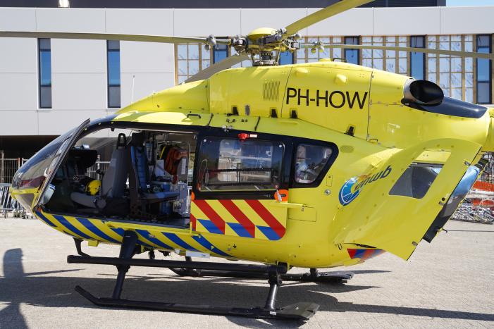 Traumahelikopter landt voor IJsselland Ziekenhuis en haalt coronapatiënt op