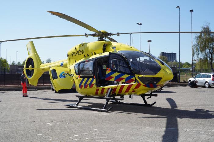 Traumahelikopter landt voor IJsselland Ziekenhuis en haalt coronapatiënt op