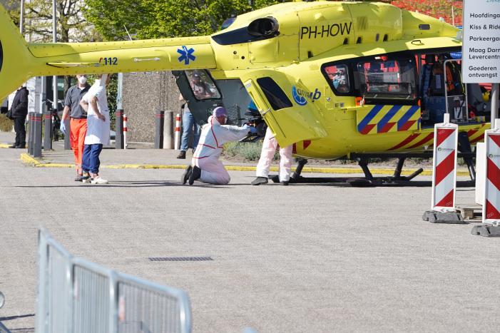Traumahelikopter landt voor IJsselland Ziekenhuis en haalt coronapatiënt op
