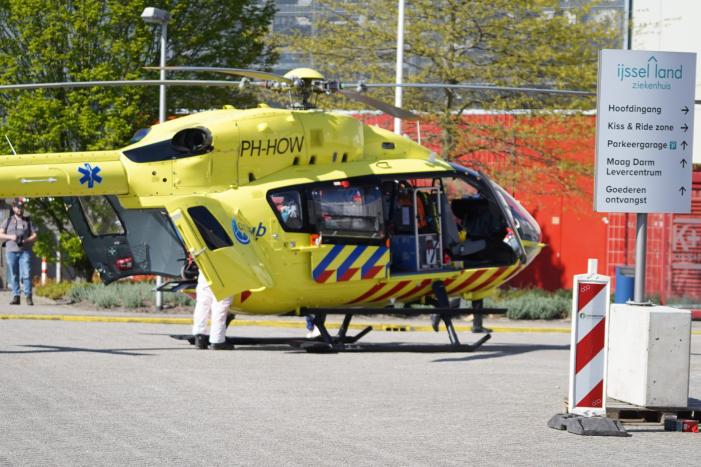 Traumahelikopter landt voor IJsselland Ziekenhuis en haalt coronapatiënt op