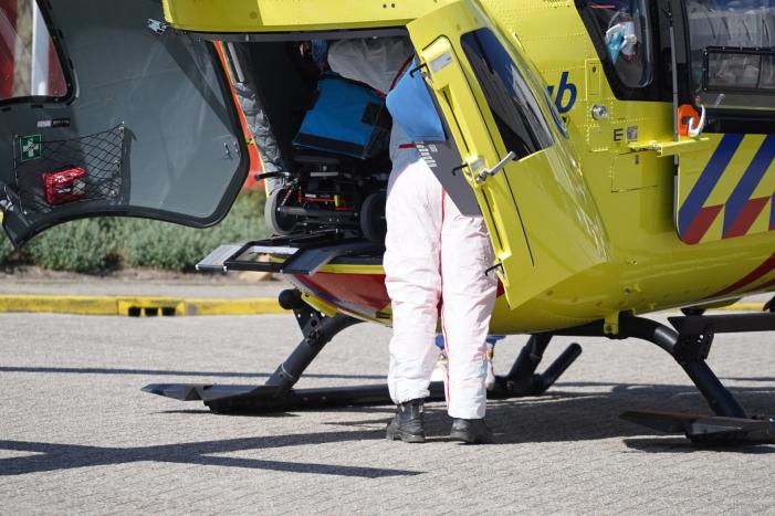 Traumahelikopter landt voor IJsselland Ziekenhuis en haalt coronapatiënt op