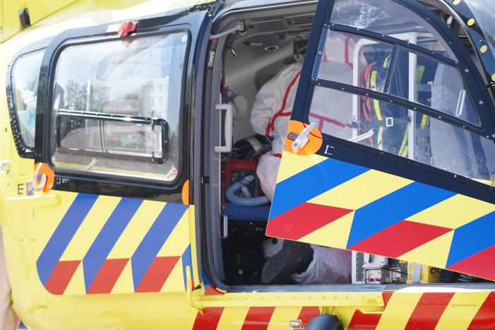 Traumahelikopter landt voor IJsselland Ziekenhuis en haalt coronapatiënt op