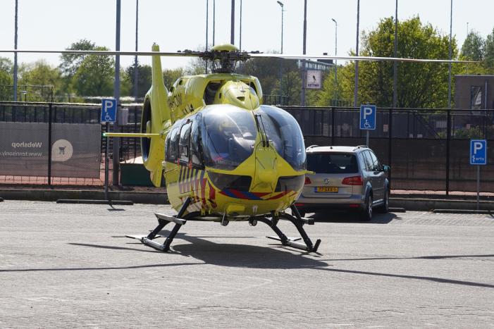 Traumahelikopter landt voor IJsselland Ziekenhuis en haalt coronapatiënt op