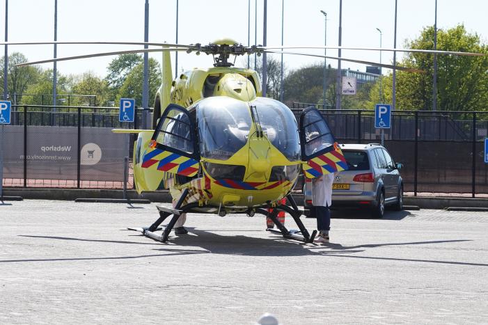 Traumahelikopter landt voor IJsselland Ziekenhuis en haalt coronapatiënt op
