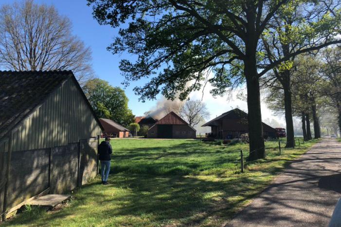 Uitslaande brand rieten dak woning