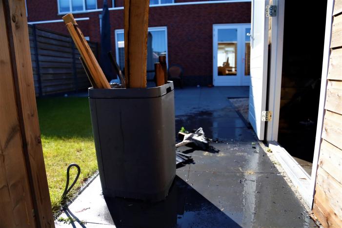 Brandende peuk veroorzaakt schuurbrand