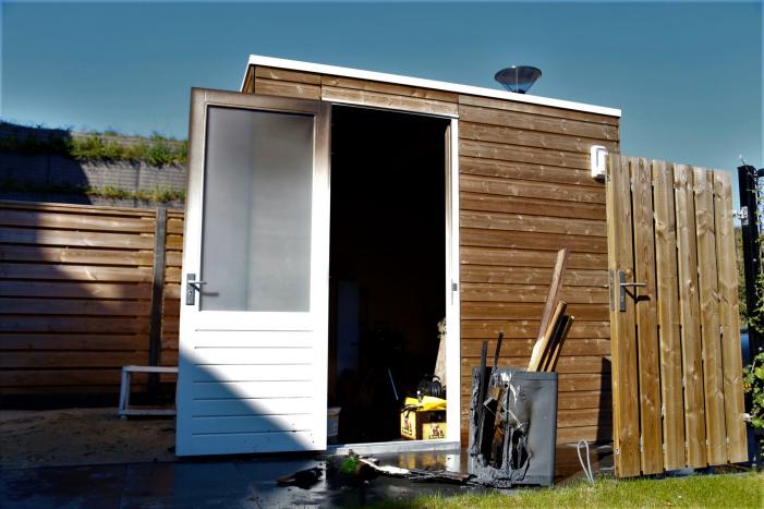 Brandende peuk veroorzaakt schuurbrand