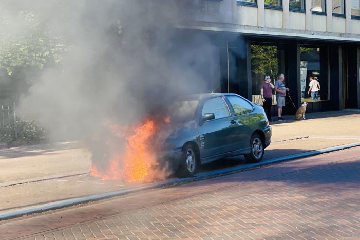 Auto verwoest door brand