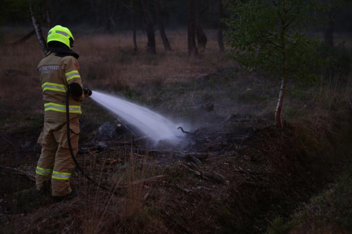 #Nijkerk Brandweer blust buitenbrand Akkerweg Nijkerk.